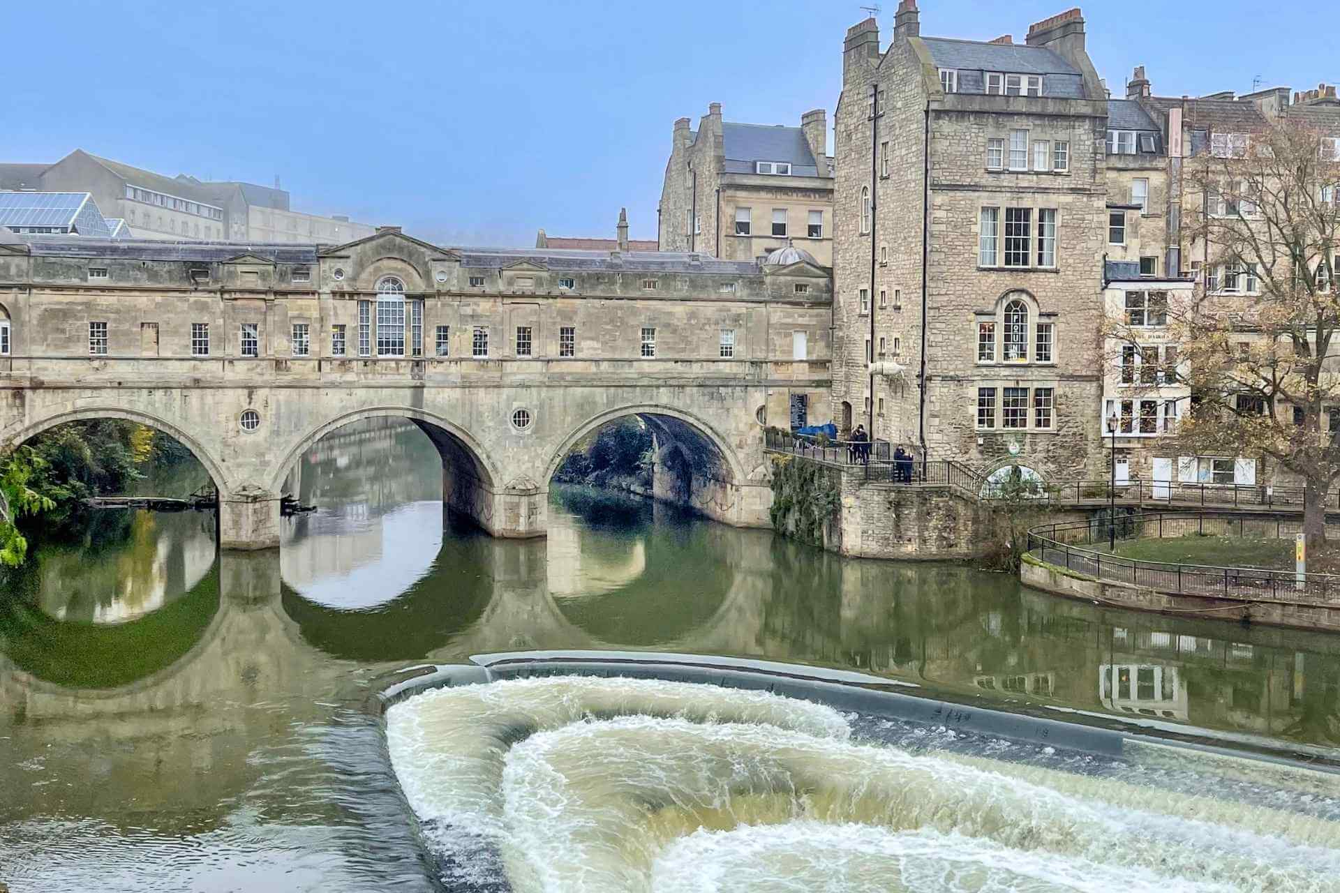 Bath i England med Pulteney Bridge og elven Avon &ndash; perfekt helgetur i Storbritannia