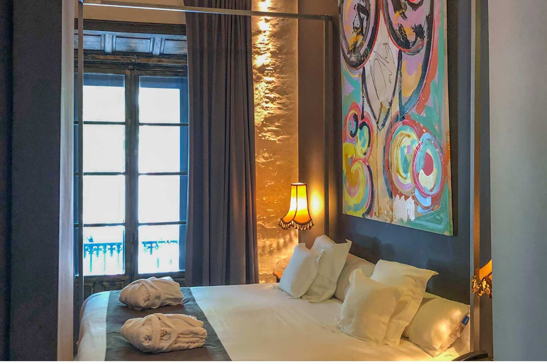 Rom med kunst og gjennomført design.