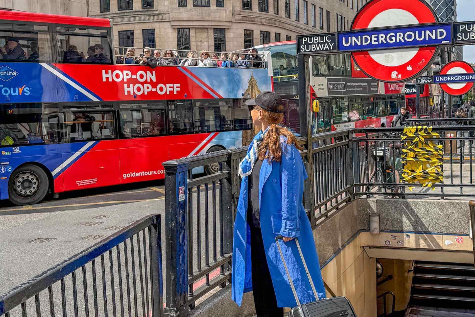 Reise til Storbritannia i 2026: London Underground ved Oxford Circus og sightseeingbuss, med reisende med koffert