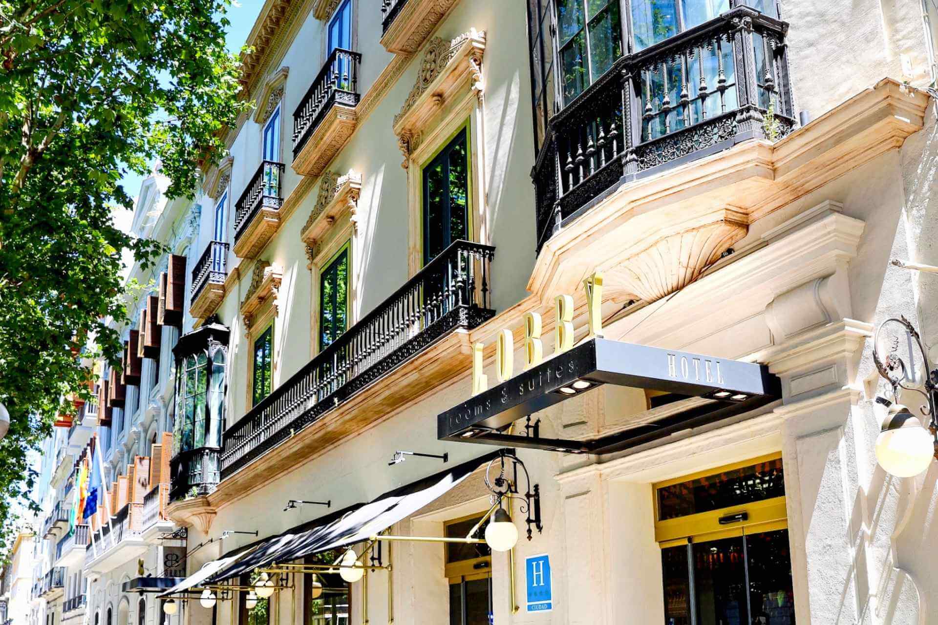 Fasaden til Hotel Lobby, et sentralt hotell i Sevilla like ved Triana-broen.