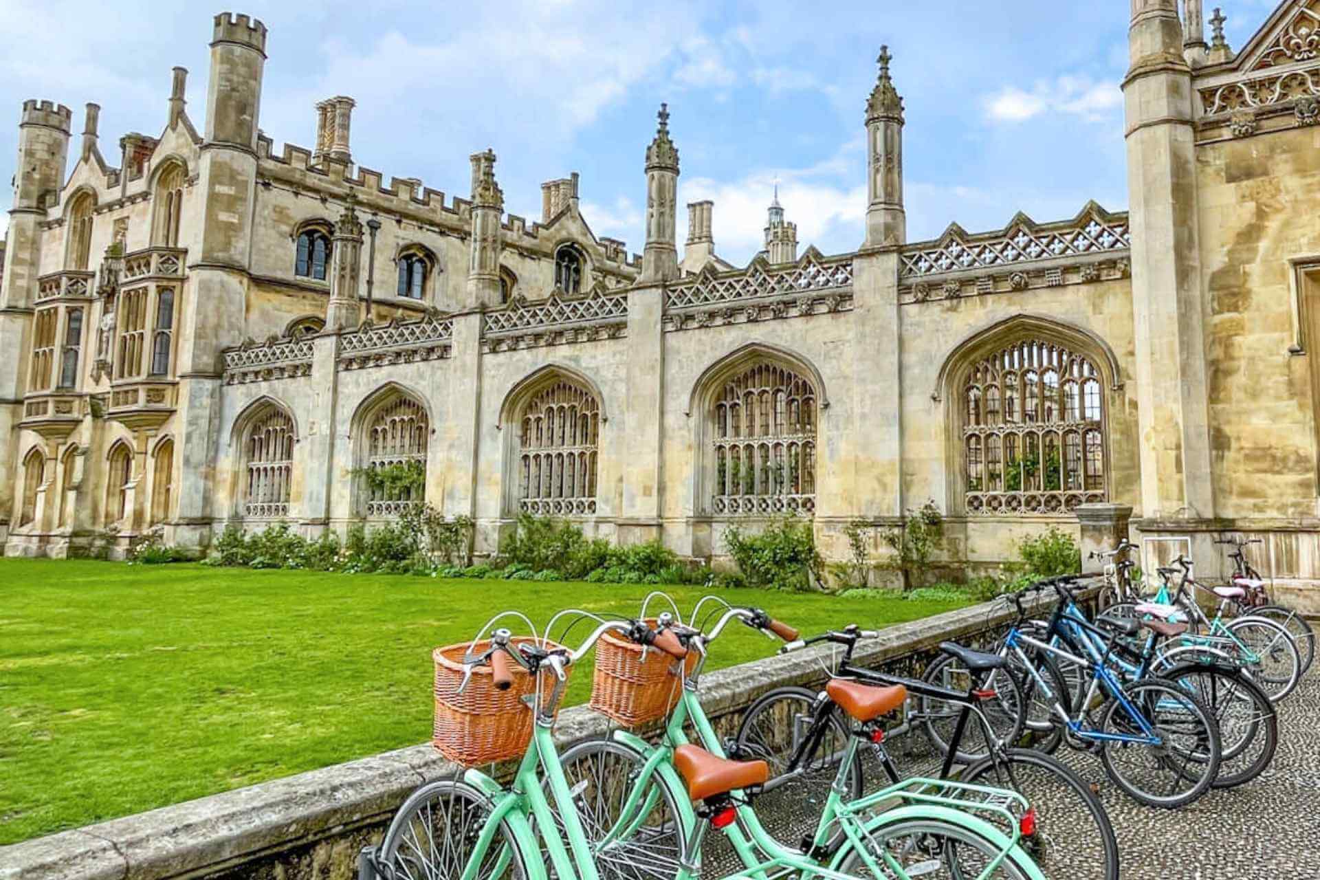 Oxford i England med historisk universitetsarkitektur og sykler &ndash; popul&aelig;r dagstur fra London