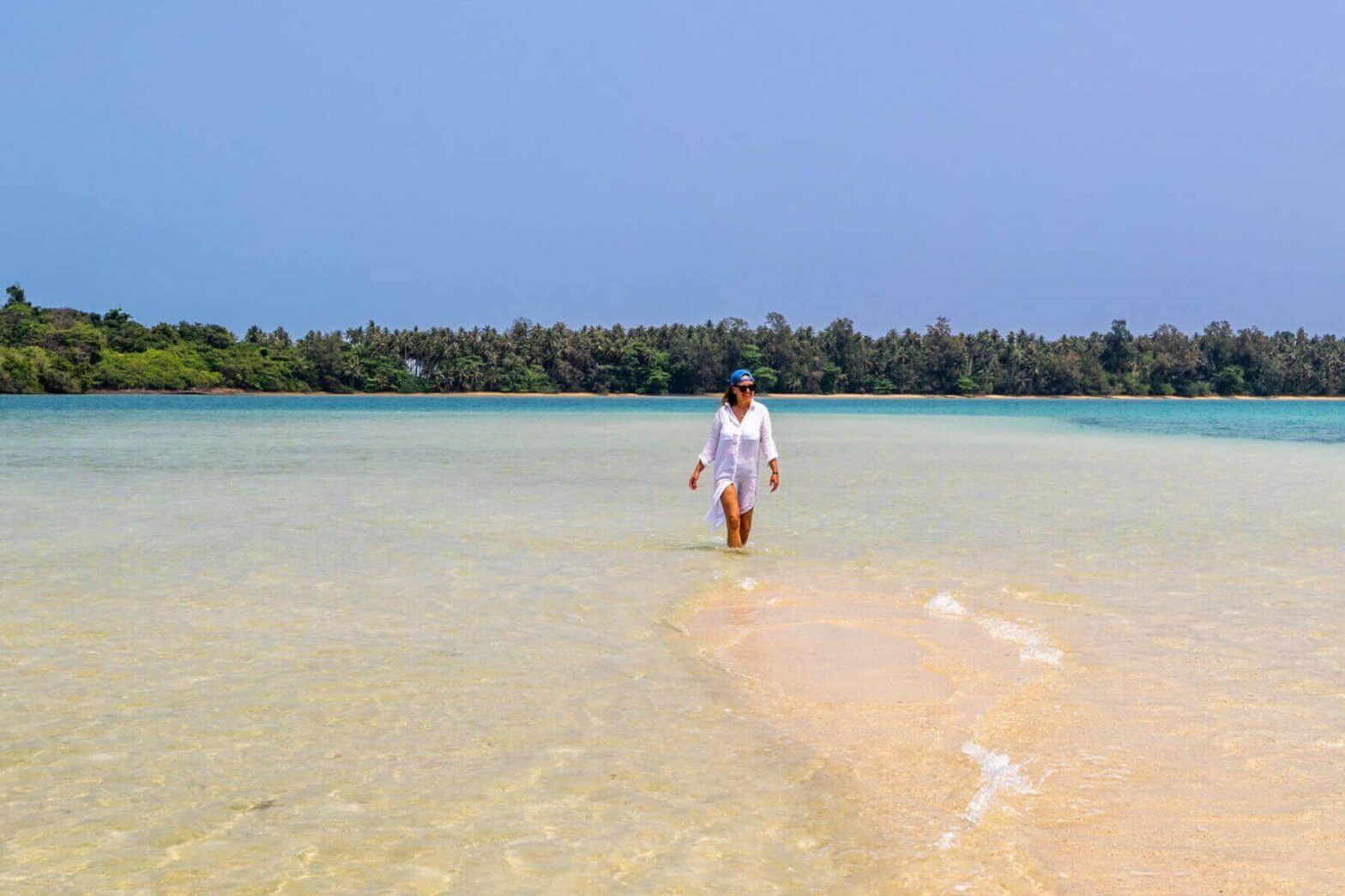 Grunn sandbanke med klart vann utenfor Koh Mak