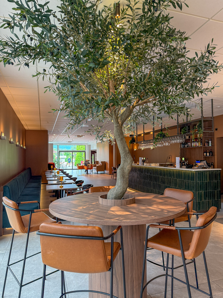 Bø hotell resepsjon og loungeområde.