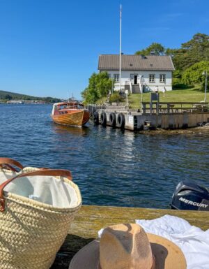 Badebrygge, snekke og Langoya Hovedgard