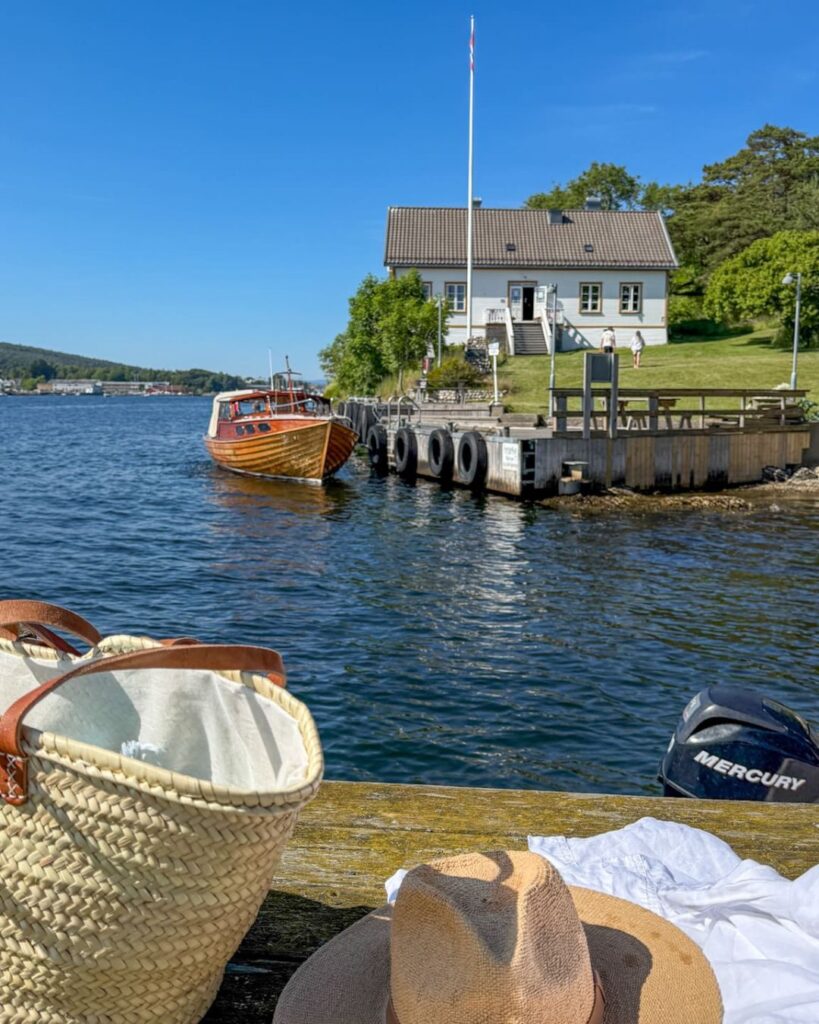 Badebrygge, snekke og Langoya Hovedgard
