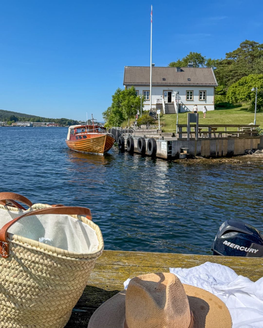 Badebrygge, snekke og Langoya Hovedgard