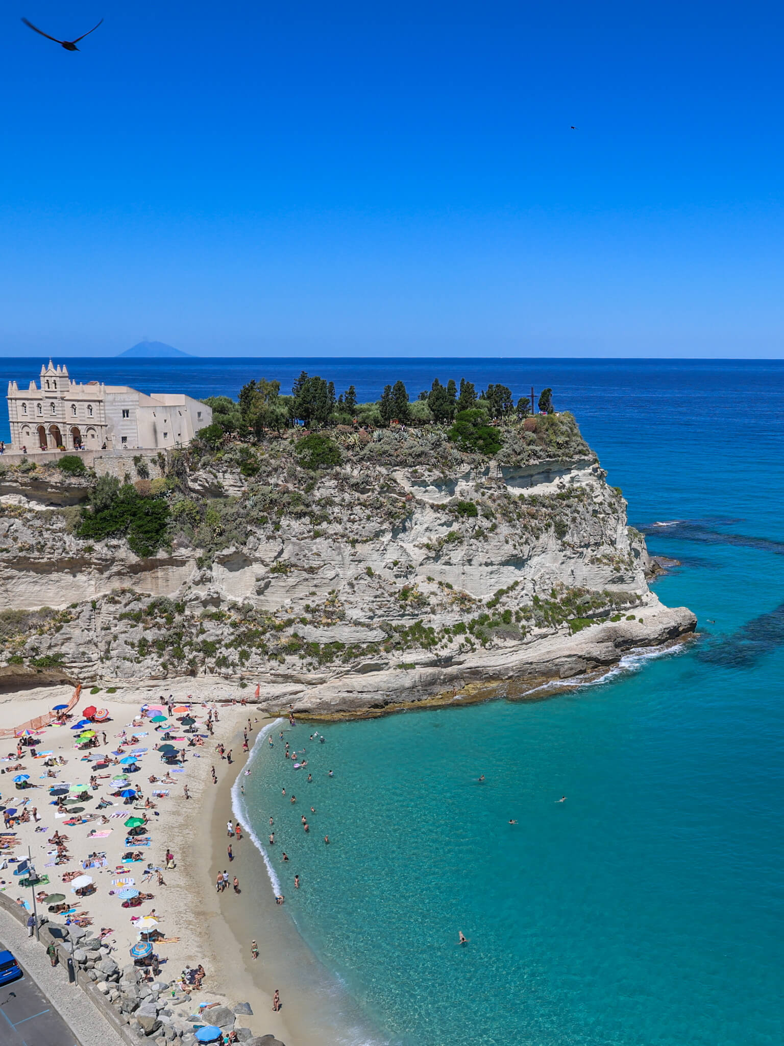 Calabria hvit strand, turkist hav og kirken på klippen.