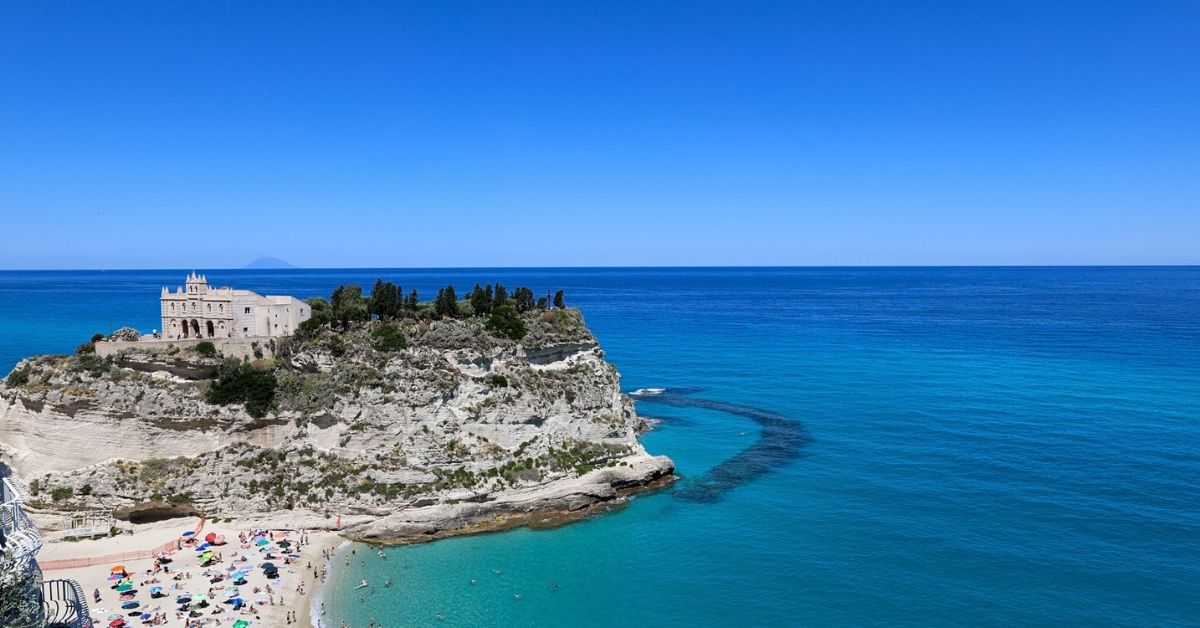 Strand og kirken Santa Maria dell`Isola på klippen i Tropea Calabria