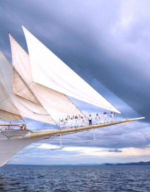 Star Clipper med fulle seil og oppstilt crew