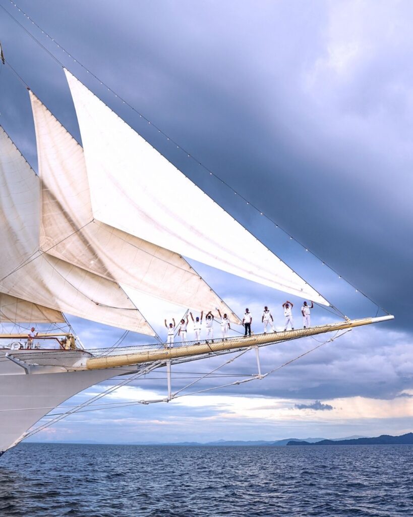 Star Clipper med fulle seil og oppstilt crew