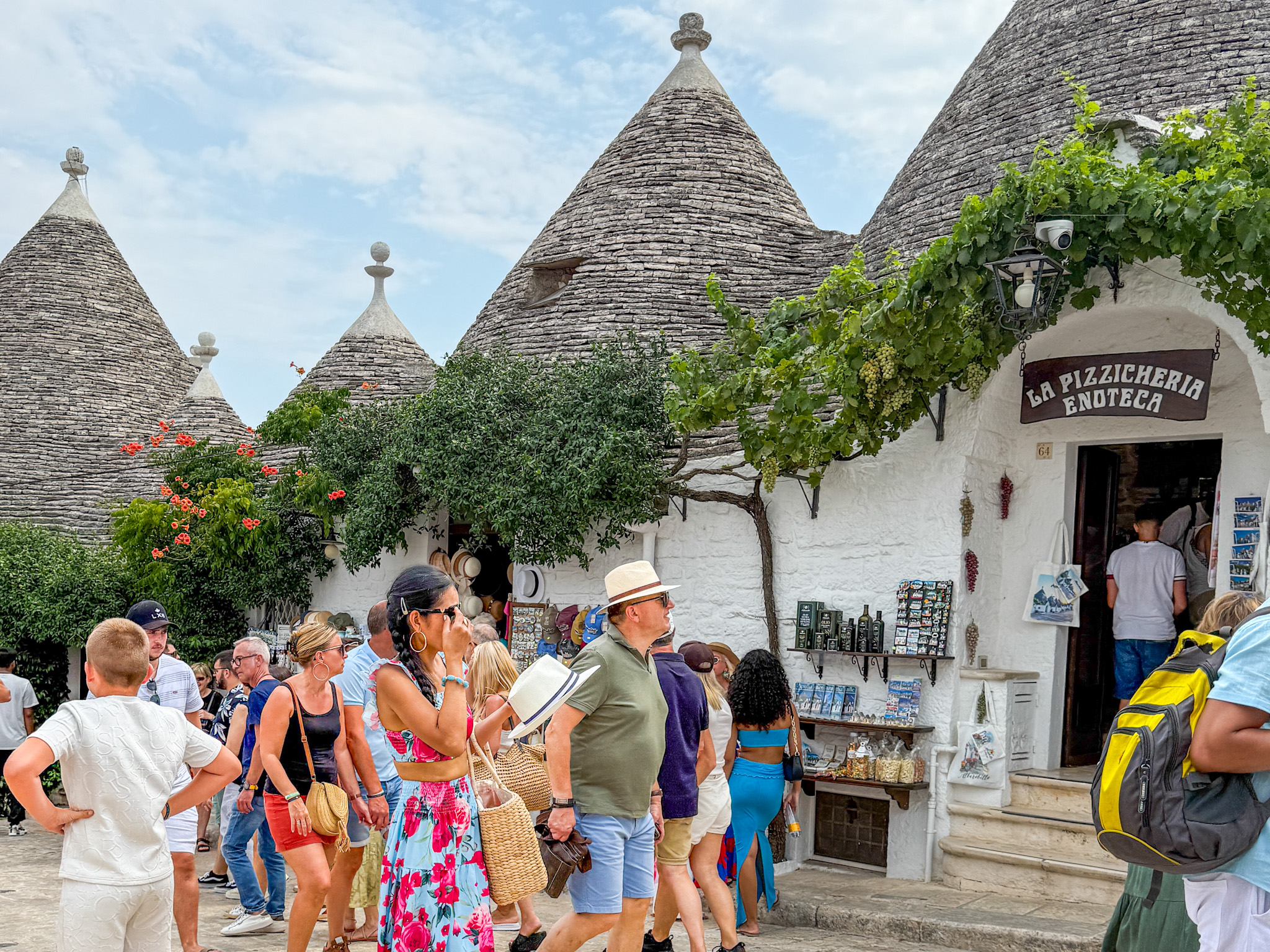Store mengder turister besøker Alberobello for å se de ikoniske trullihusenen.