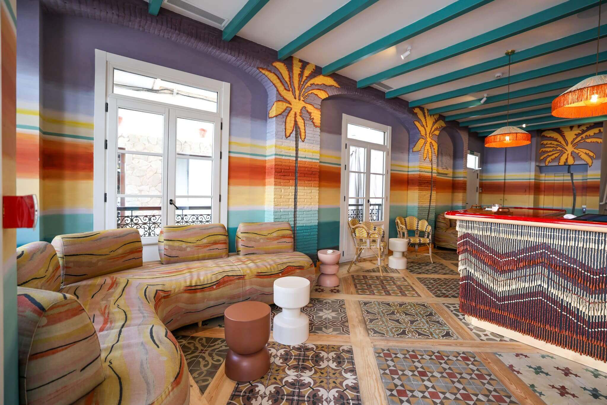 Boutiquehotellet i Tarifa har en fargerik resepsjon. 