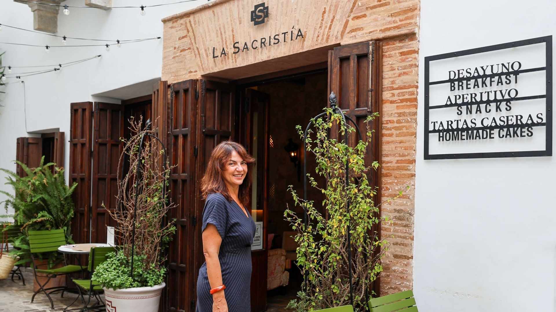 Direktor Patricia fra Grupo La Sacristia foran boutiquehotellet i Tarifa. 
