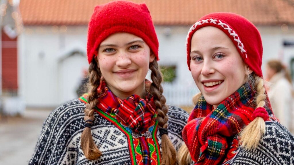 Julemarkedet med to jenter utkledd som julenisser på Hadeland Glassverk.