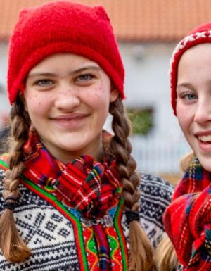 Julemarkedet med to jenter utkledd som julenisser på Hadeland Glassverk.