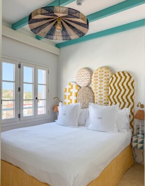Rom med utsikt til kirken og byen fra boutiquehotellet midt i Tarifa.