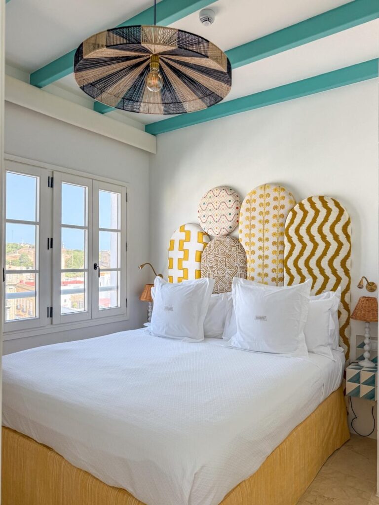 Rom med utsikt til kirken og byen fra boutiquehotellet midt i Tarifa.