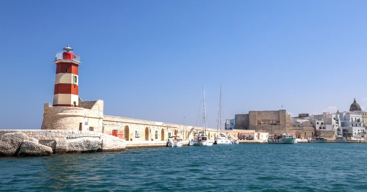 Lighthouse I Puglia Monopoli sett fra sjoen.