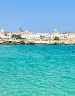 Turkist hav med Monopoli gamleby i bakgrunnen.