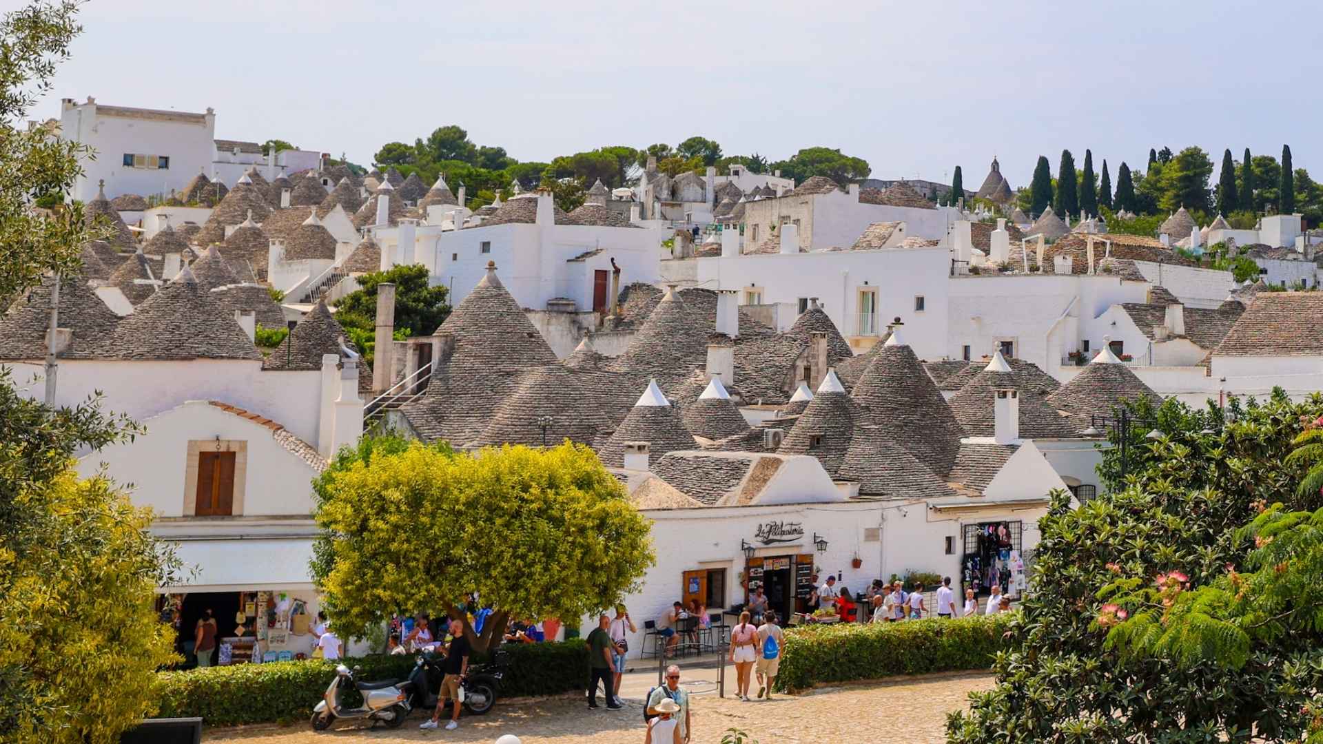 Trullihus i Alberobello, Puglia. Tradisjonell arkitektur med kjegleformede tak.