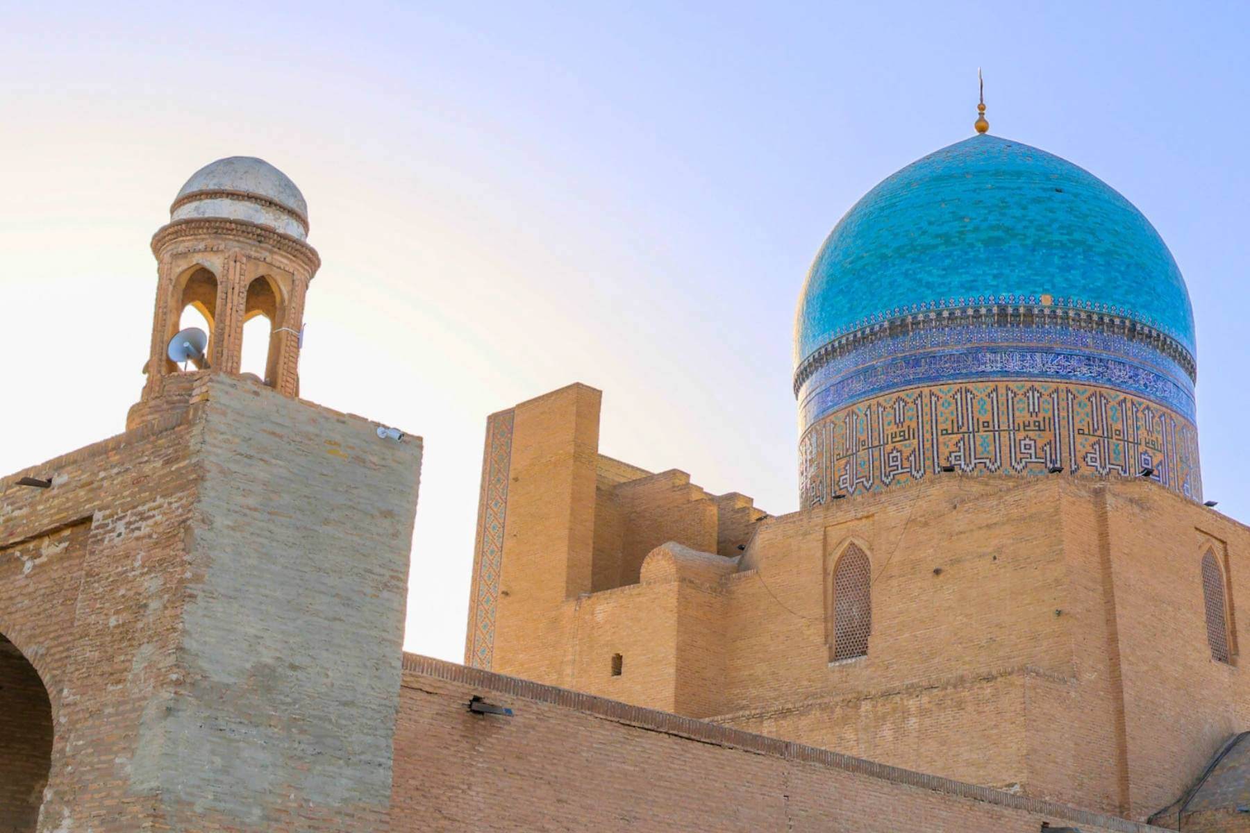 Samanid-mausoleet i Bukhara, Usbekistan – et av de best bevarte monumentene fra 900-tallet, kjent for sin karakteristiske kuppel og intrikate mursteinsmønster.