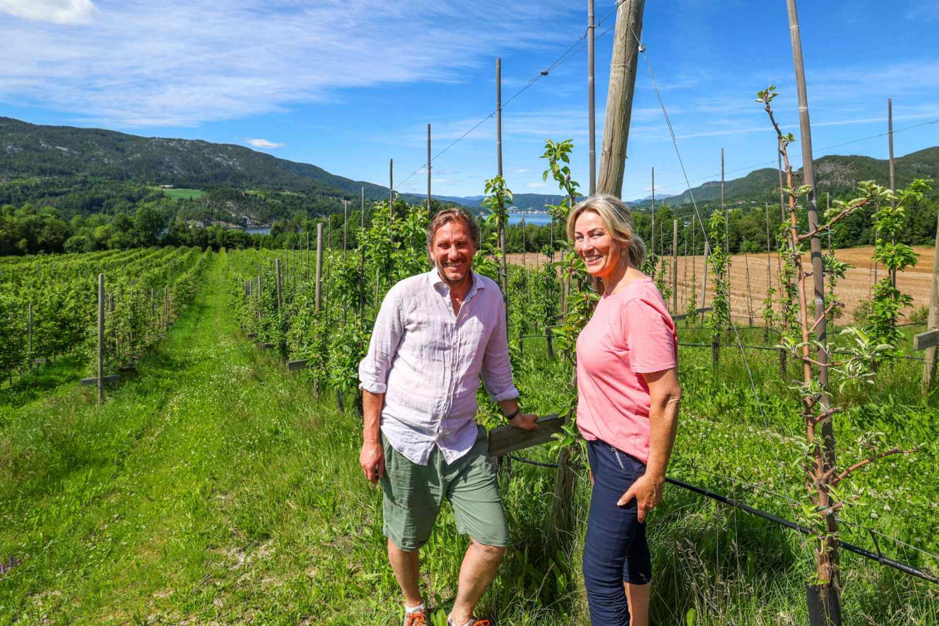 Paret bak NeRo eplemost og sider i eplehagen på NeRo Sider med utsikt over Heddalsvannet ved Notodden.