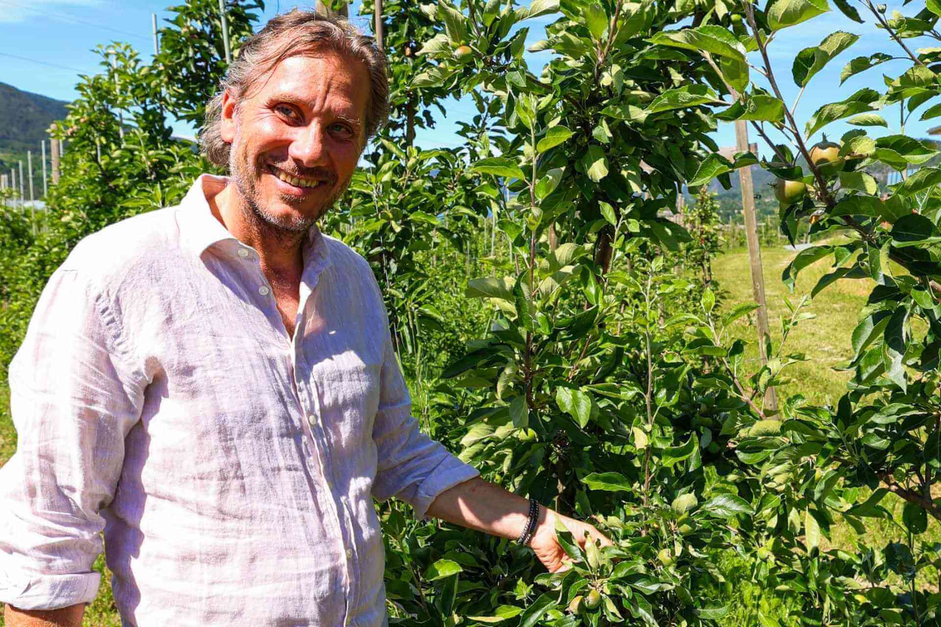 Ole Christoffer ved epletre pa garden pa Hjuksebo.