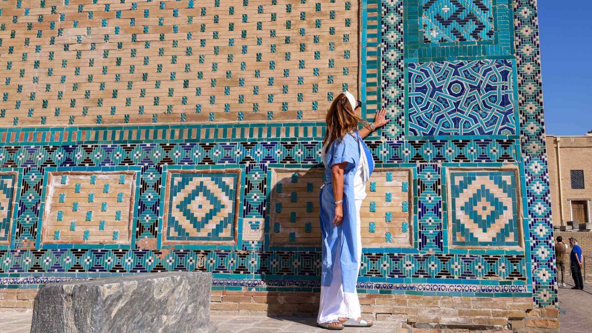Merete Moen ved mosaikkveggene i Shah-i-Zinda i Samarkand, Usbekistan – et av Sentral-Asias vakreste mausoleer med intrikate blå fliser fra Silkeveiens storhetstid. 