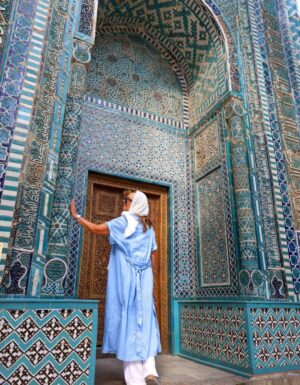 Merete Moen foran de intrikate mosaikkveggene i Shah-i-Zinda i Samarkand, Usbekistan – et av Sentral-Asias vakreste steder fra Silkeveiens storhetstid.