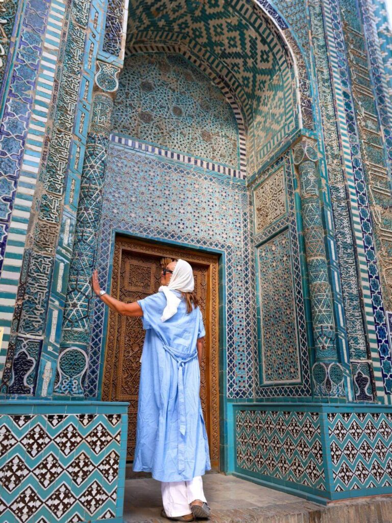 Merete Moen foran de intrikate mosaikkveggene i Shah-i-Zinda i Samarkand, Usbekistan – et av Sentral-Asias vakreste steder fra Silkeveiens storhetstid.