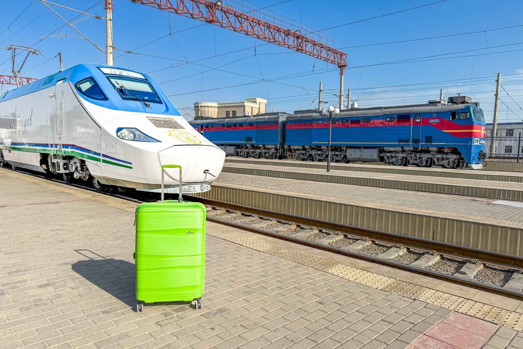 Stor koffert fra North Pioneer i grønn farge, fotografert på togstasjonen i Usbekistan. Solid og romslig koffert som passer perfekt til lengre reiser og rundreiser med tog.