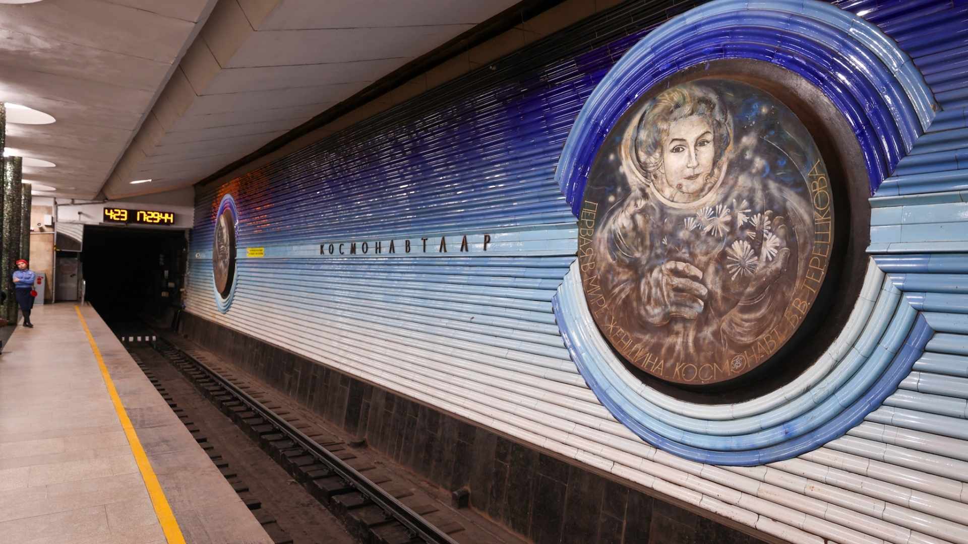 Kosmonavtlar stasjon i Tasjkent metro, Usbekistan – kjent for sine blå mosaikker og portretter av sovjetiske kosmonauter i keramikk og glass.