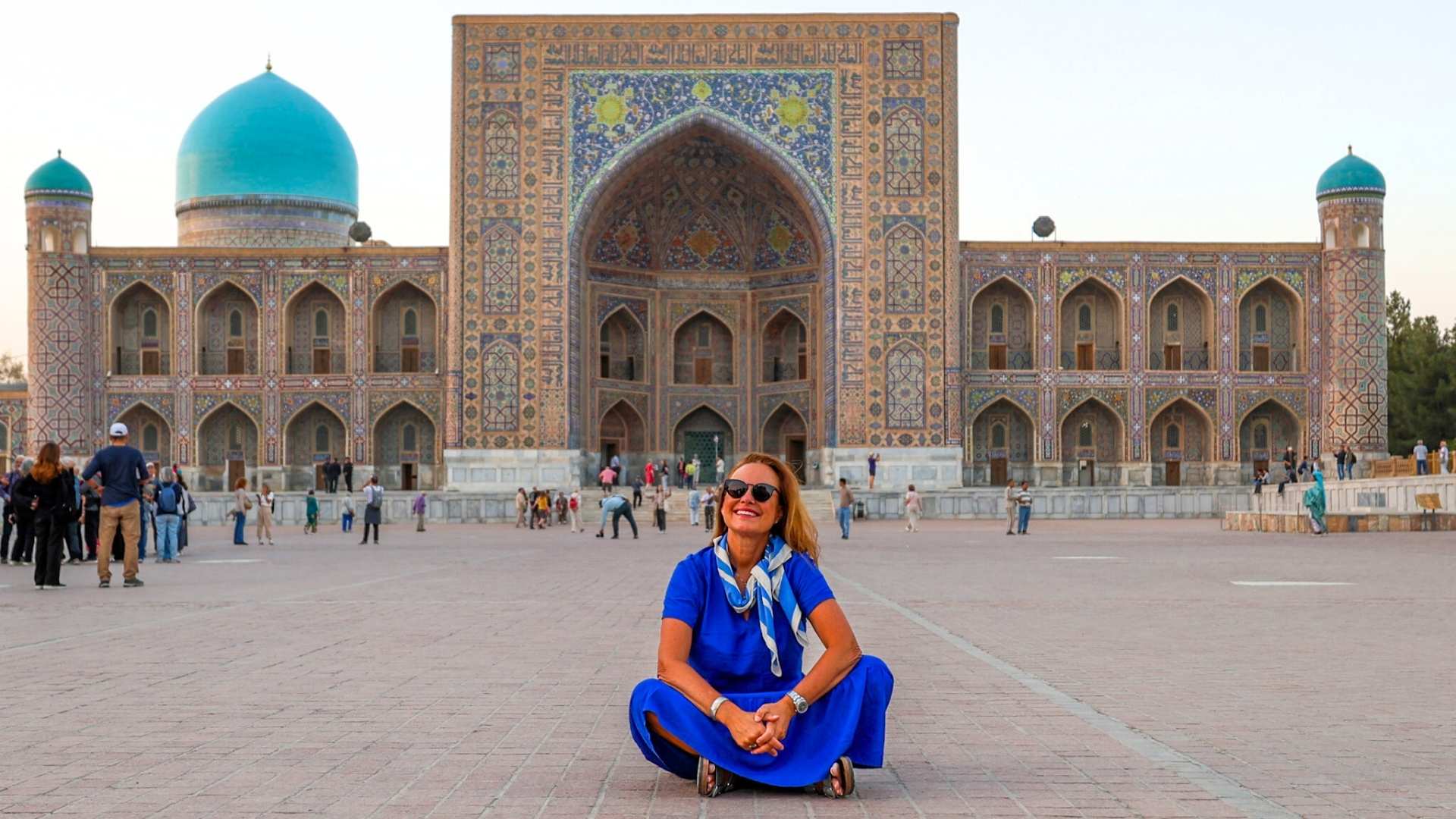 Merete Moen foran Registanplassen i Samarkand, Usbekistan – et av Sentral-Asias mest ikoniske landemerker med blå kupler og mosaikkdekor fra Silkeveiens storhetstid.