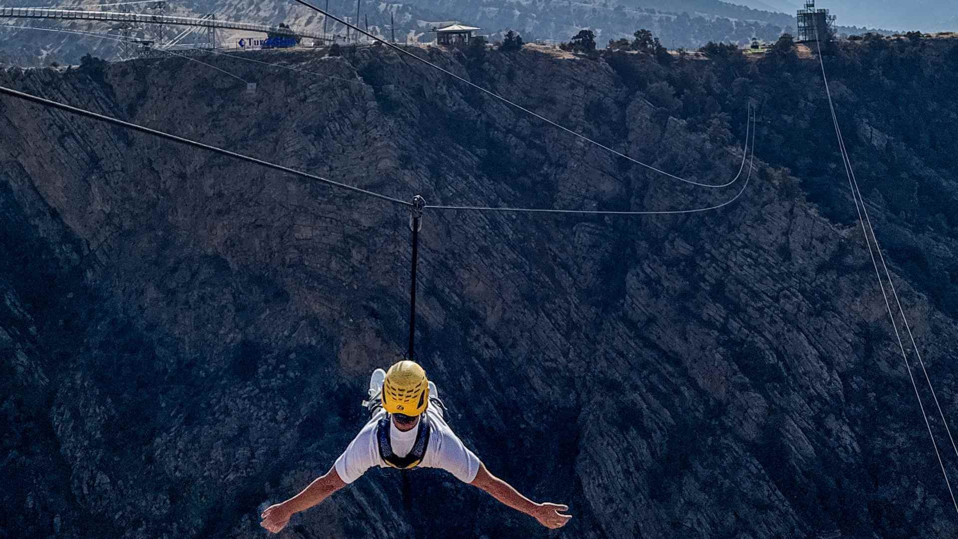 Zipline over Chimgan-fjellene i Usbekistan – spektakulær opplevelse med utsikt over dramatiske fjell og dype daler nord for Tasjkent.