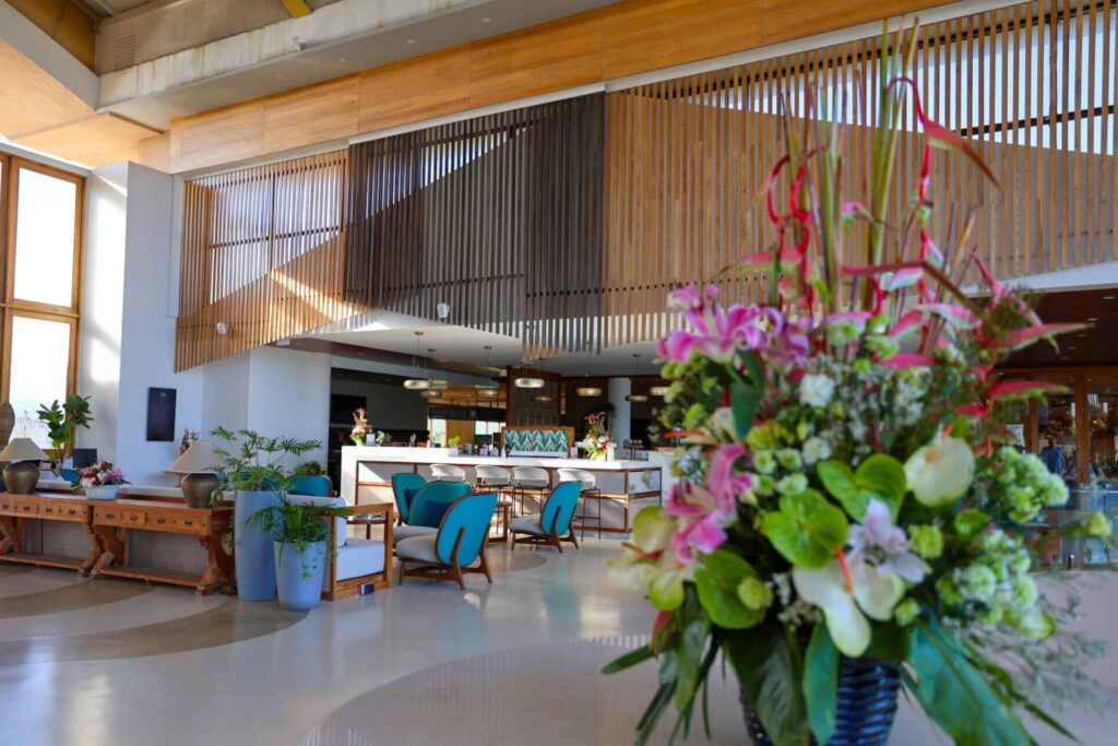 Lobbyen på Le Méridien Mauritius med store blomsterdekorasjoner.