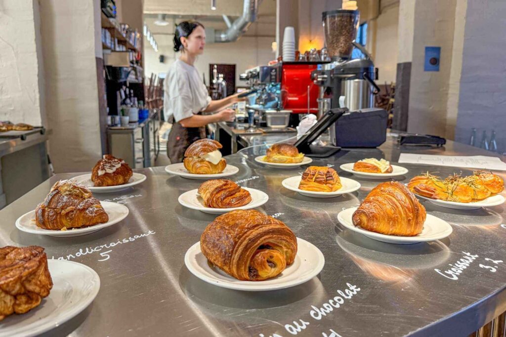 Ferske croissanter og bakverk på populært bakeri i Telliskivi Creative City i Tallinn.