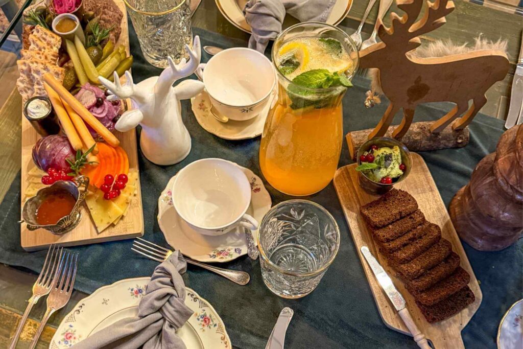 Utvalg av estiske spesialiteter med lokale råvarer, bærdrikke og tradisjonelle smaker.