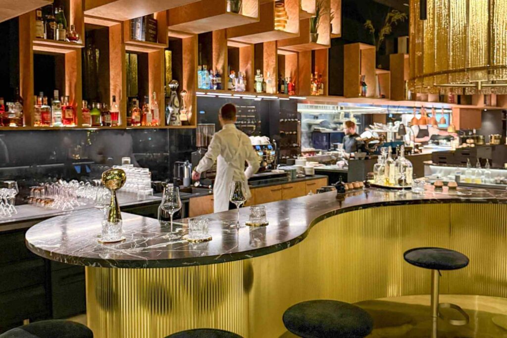 Interiør fra restaurant FUME med åpen bar og moderne nordisk design.