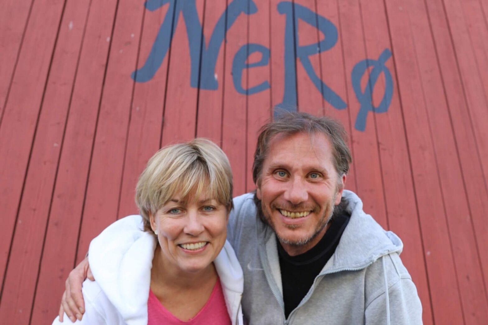 Gr&uuml;nderne bak NeR&oslash; sider p&aring; Nedre R&oslash;ste G&aring;rd i Telemark.