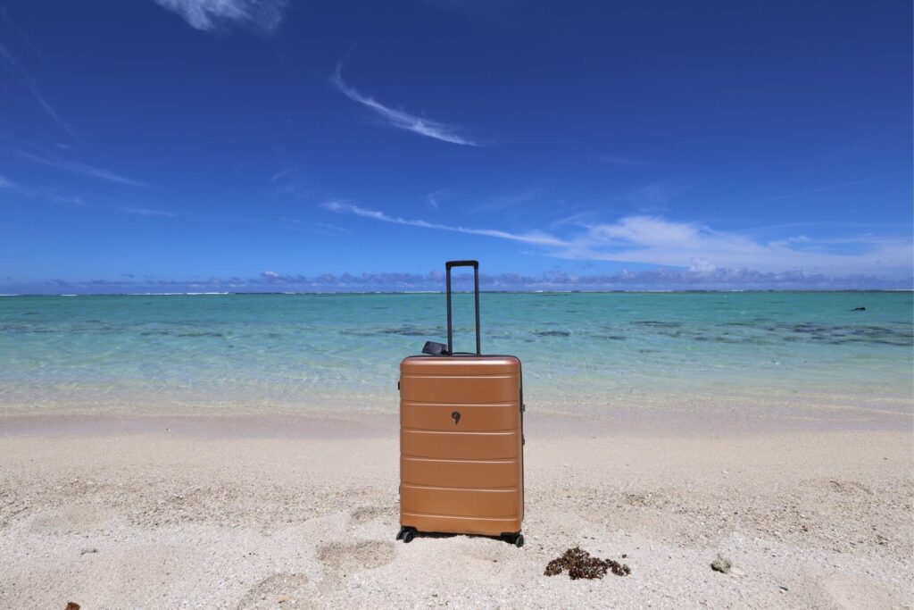 North Pioneer Edge fotografert p&aring; en strand p&aring; Mauritius med turkis hav i bakgrunnen.