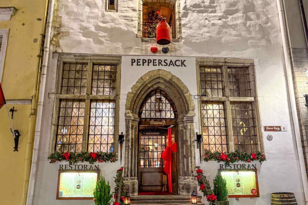Peppersack i gamlebyen, kjent for middelalderinspirert atmosfære og historisk beliggenhet.