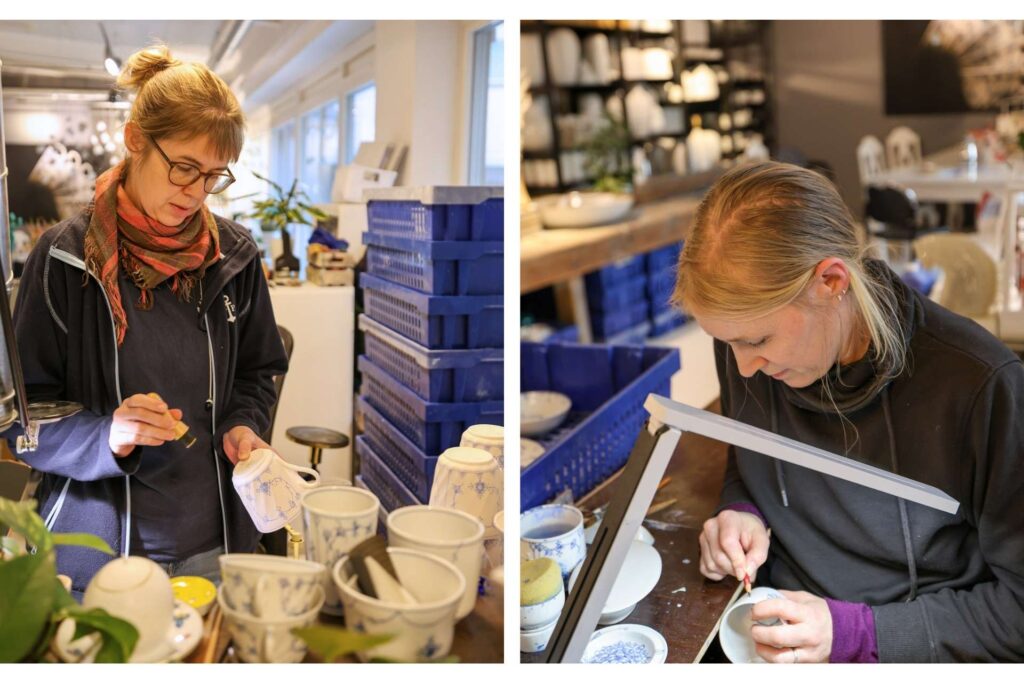 To kvinnelige porselensmalere stempler og maler. 
