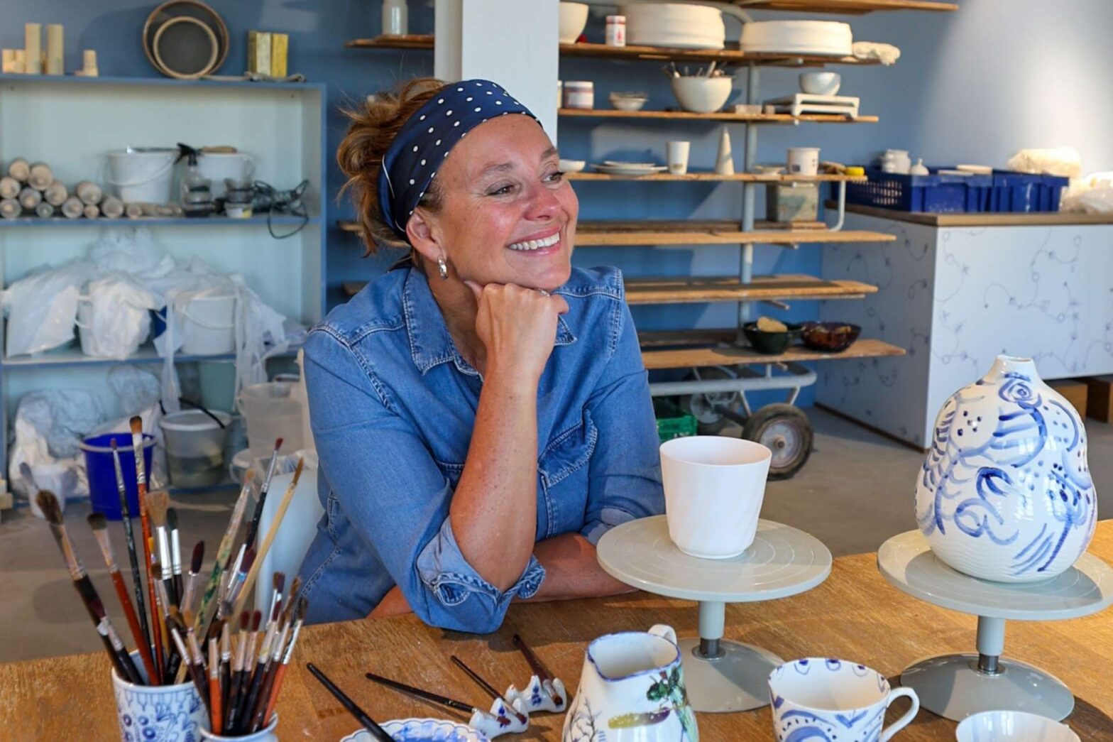 Smilende dame på workshop porselensmuseet Porsgrunn