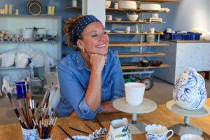 Smilende dame på workshop porselensmuseet Porsgrunn