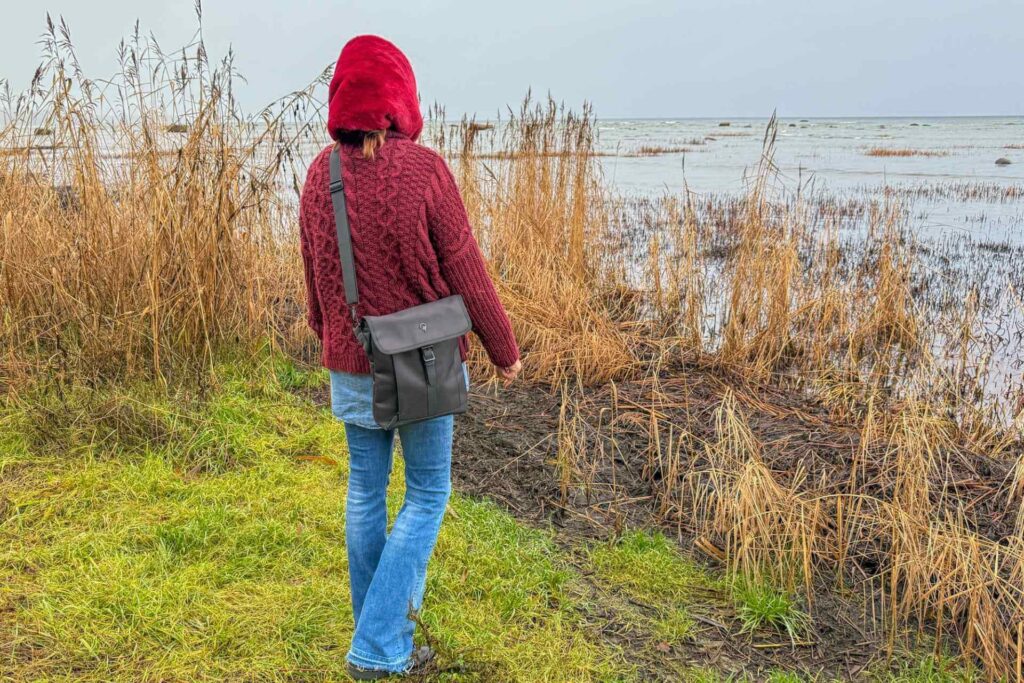 Skulderveske til reise &ndash; diskret og praktisk veske med plass til pass, mobil og reisedokumenter.