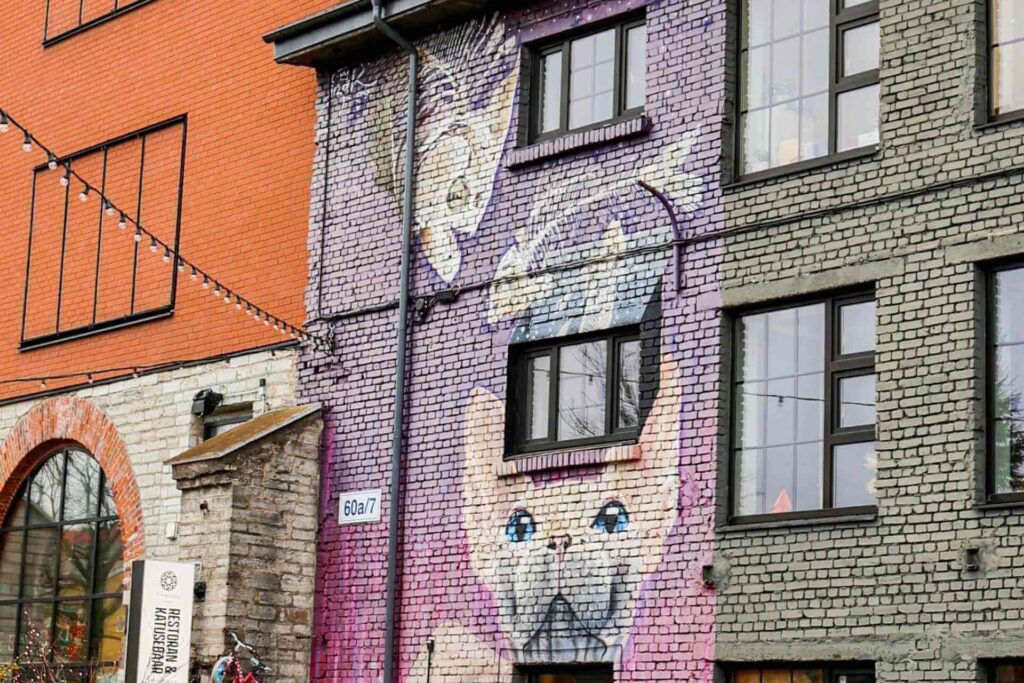 Streetart  i Tallinn: rosa-lilla veggmaleri av en sphynx-katt av kunstneren Izak, &laquo;Keep White Wishes in Your Black Box&raquo;.