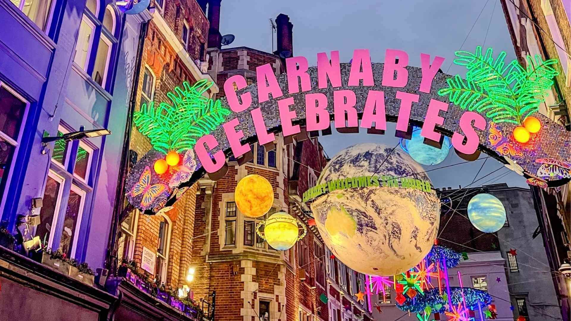 Fargerike julelys over Carnaby Street i London. 