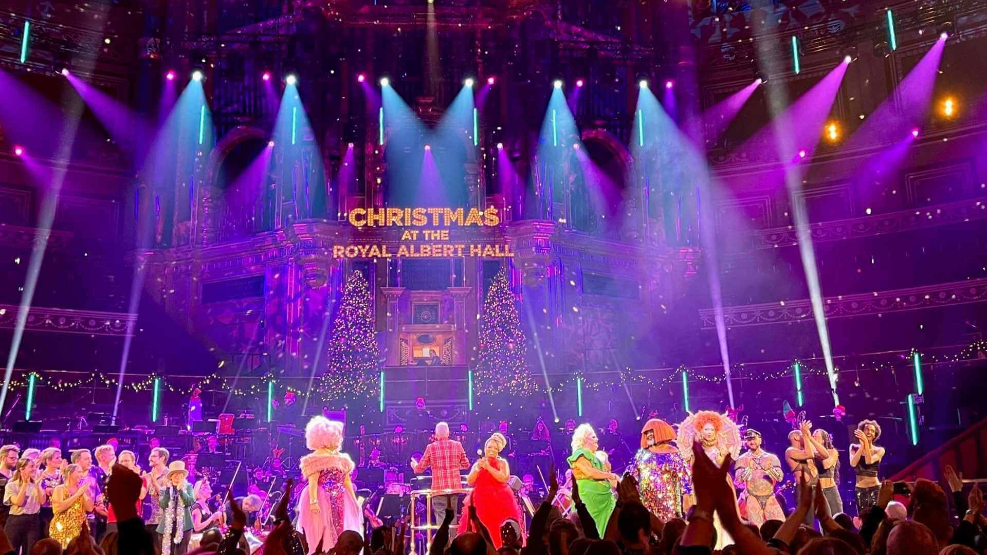 Julekonsert i Royal Albert Hall i London med orkester, lys og artister. 