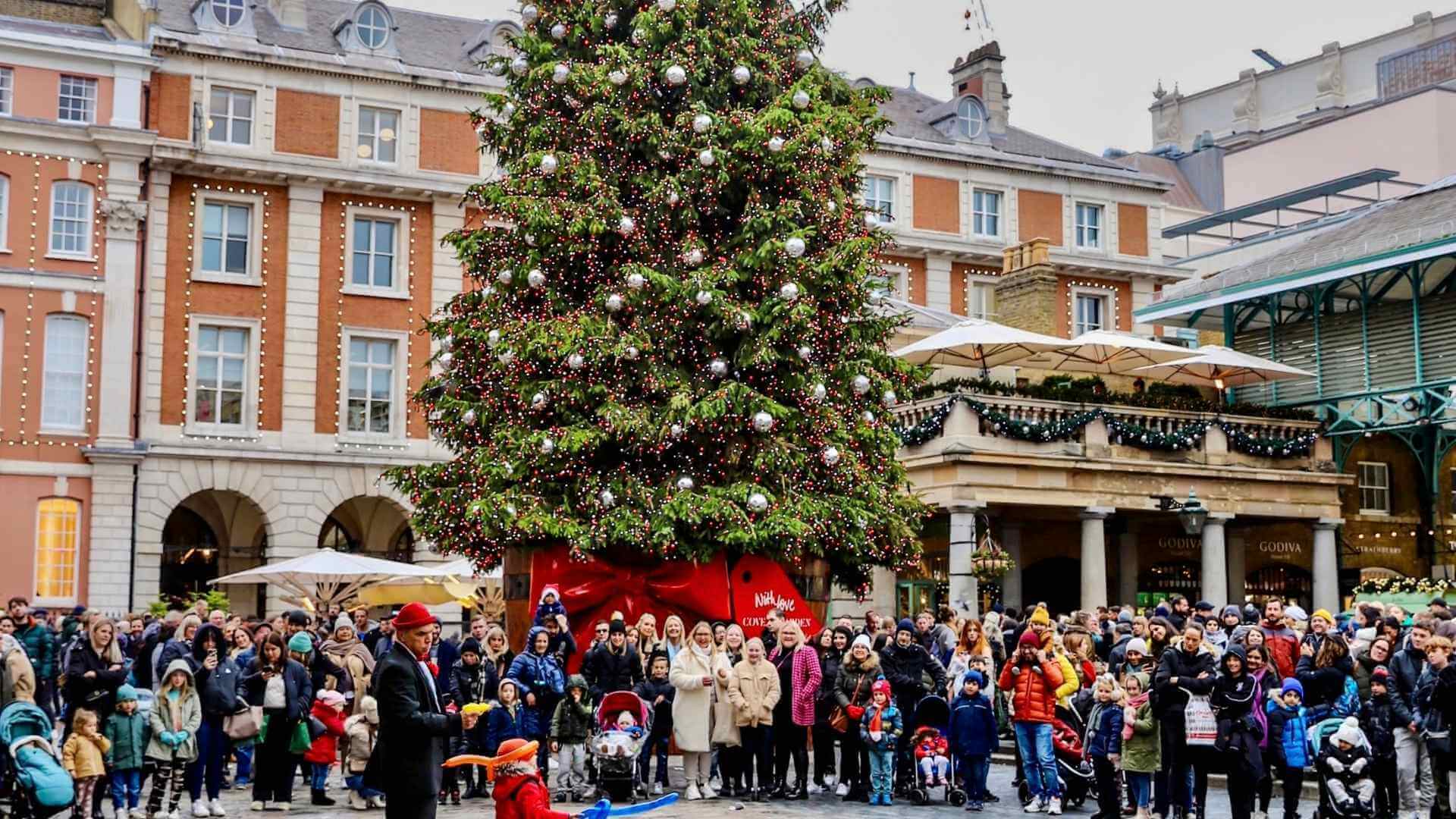 Stort juletre med julepynt p&aring; Covente Garden i London f&oslash;r jul