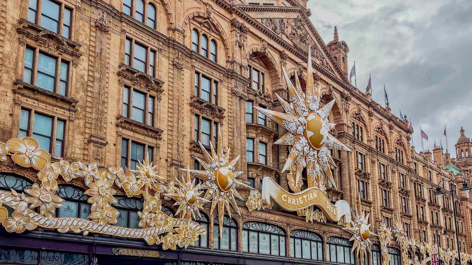 Harrods i London pyntet til jul med juledekorasjoner p&aring; fasaden. 